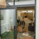 Acogedor Apartamento En Semisotano Con Patio Y Cerca De La Plaza De Espana