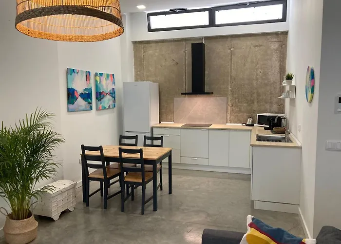 Acogedor Apartamento En Semisotano Con Patio Y Cerca De La Plaza De Espana